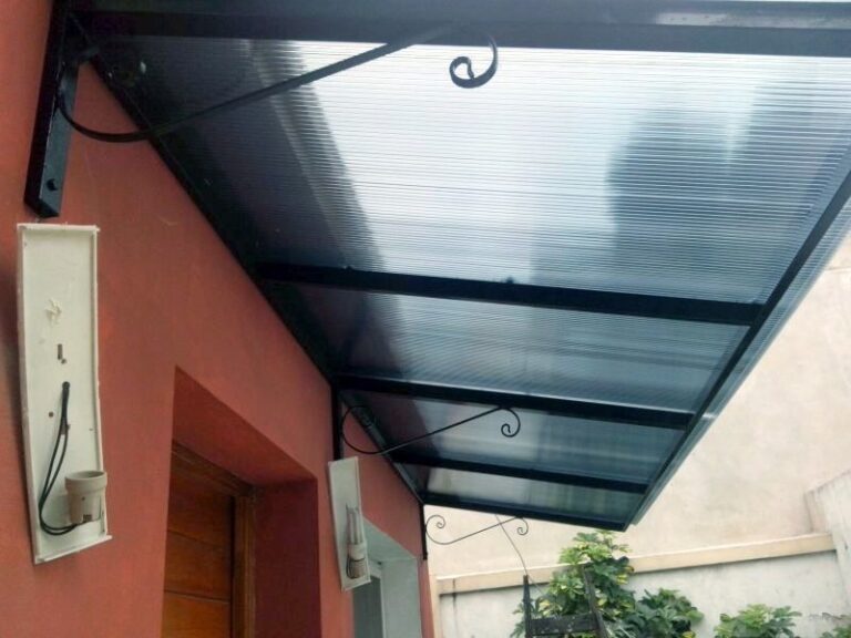 Qué son los aleros metálicos y cómo elegirlos para tu techo 22 aleros metalicos en un techo moderno