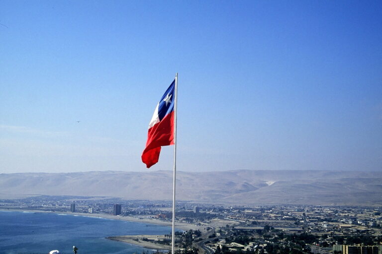 Por qué se iza la bandera a media asta en Chile y cuándo se hace 27 bandera chilena a media asta en paisaje
