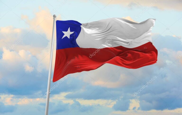 bandera de chile ondeando en el viento