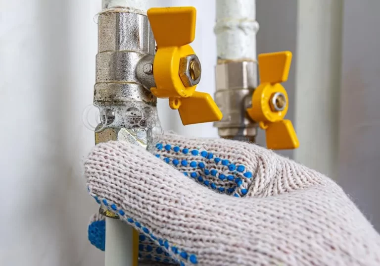 bano con senales de alerta de gas