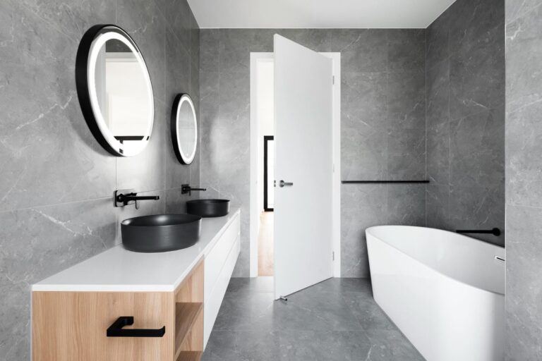 Qué estilos de baños en blanco y negro con cerámicas son los más populares 26 bano moderno en blanco y negro elegante