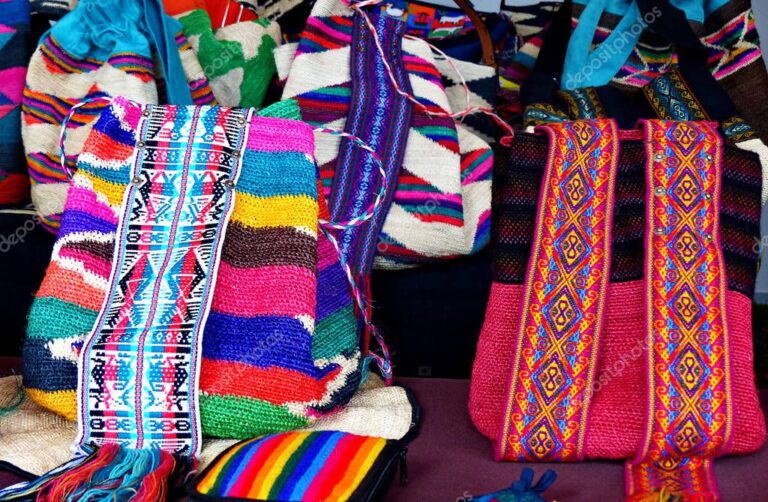 bolsas de genero coloridas en exhibicion