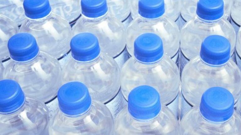botellas de agua en un mercado frances