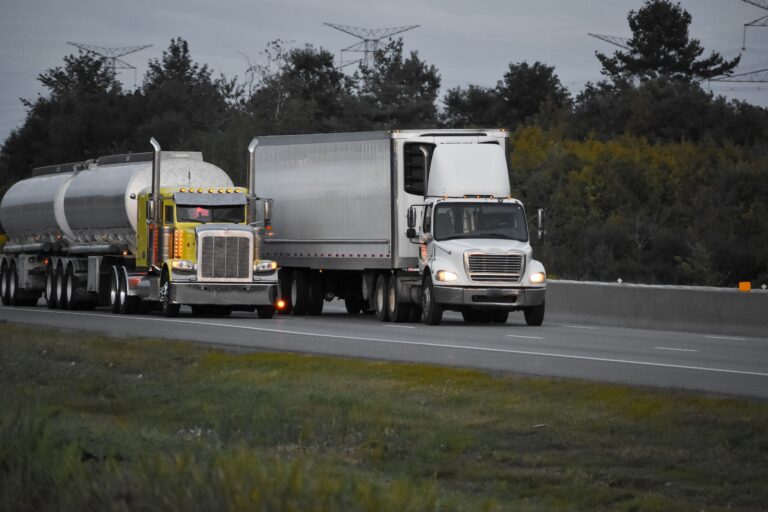 Qué normativa regula el uso de cintas reflectantes en camiones en Chile 18 camion con cintas reflectantes en carretera