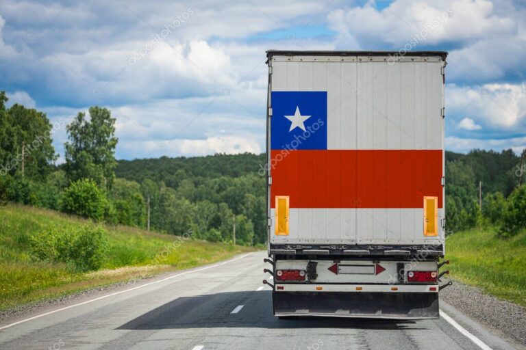 camion de carga en carretera chilena