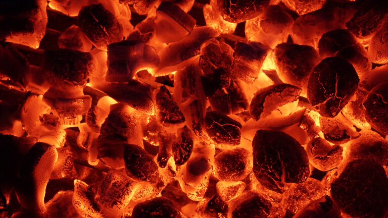 Cómo saber cuándo el fuego está listo para cocinar adecuadamente 3 carbon encendido con llamas y brasas