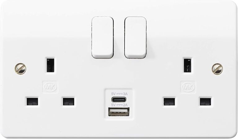 cargadores usb tipo c sobre fondo neutro