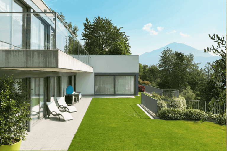 casa moderna con jardin y mejoras visibles