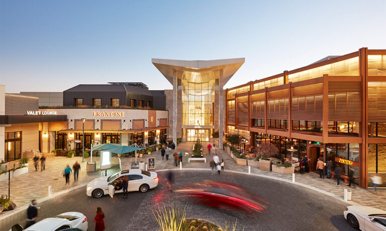 centro comercial moderno y vibrante