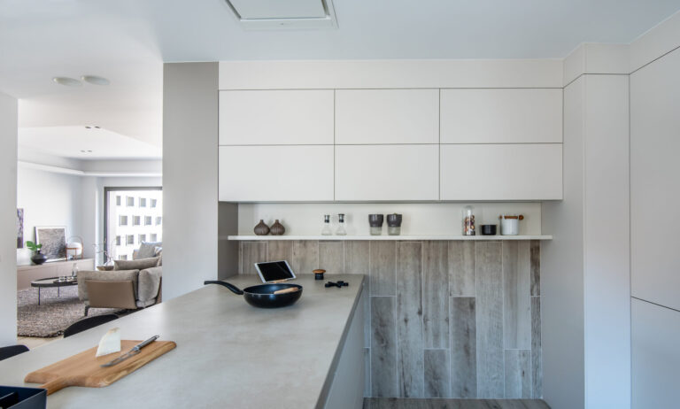 cocina moderna con muebles y encimera integrada