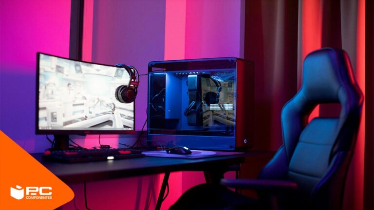Cómo armar una PC gamer con las mejores piezas y consejos 13 componentes de pc gamer sobre una mesa