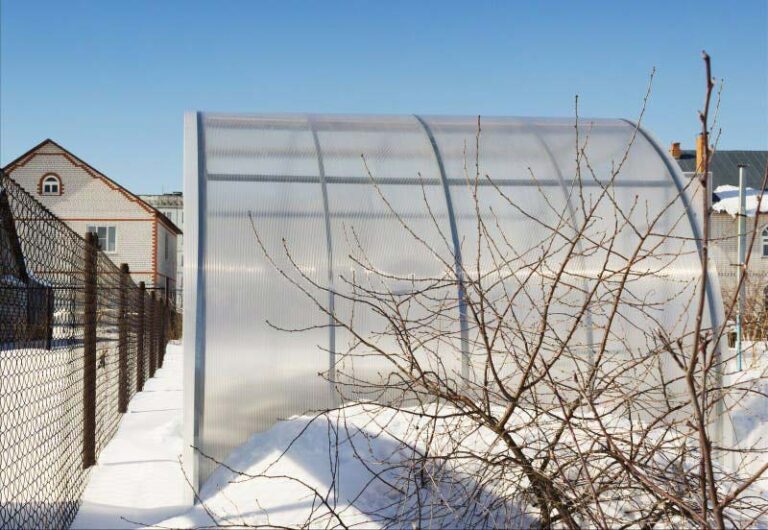 Es recomendable usar plástico para cubrir techos en invierno 20 cubierta de plastico sobre un techo nevado