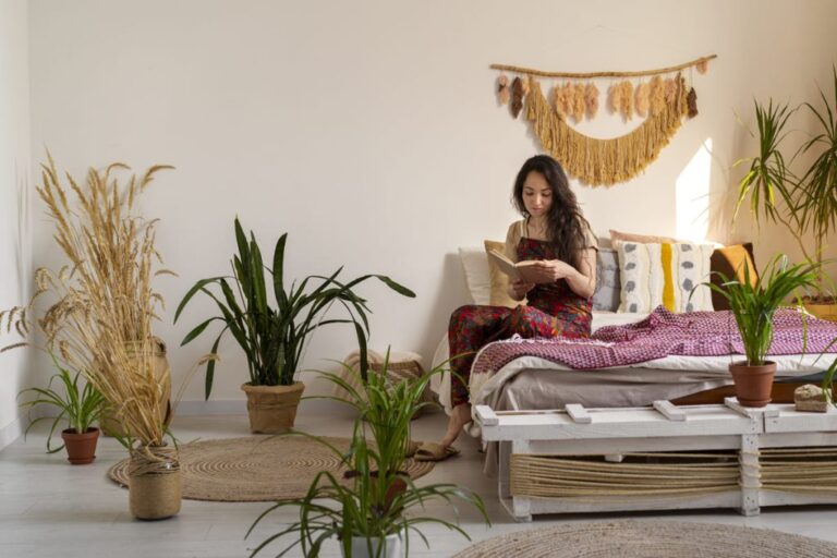 dormitorio boho chic con plantas y textiles