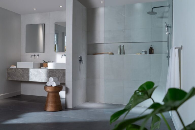 ducha electrica moderna en un bano minimalista