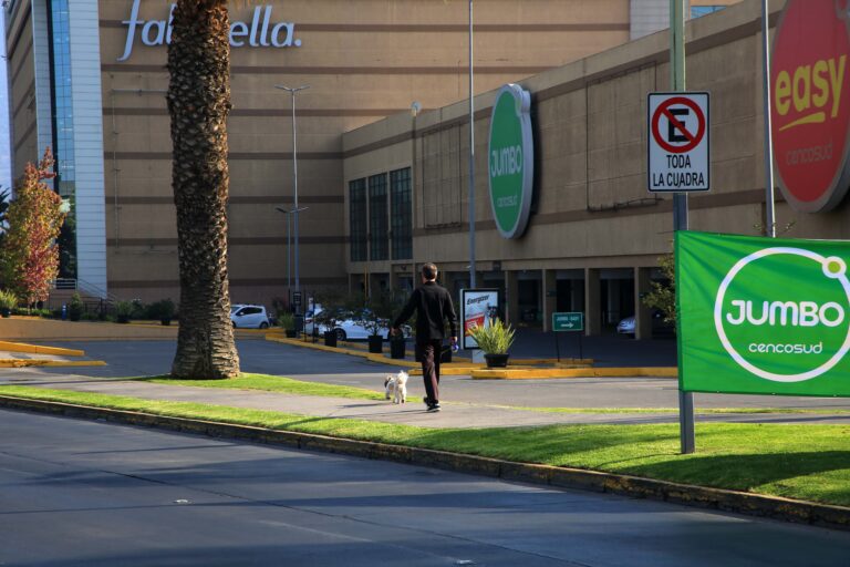entrada del easy en alto las condes