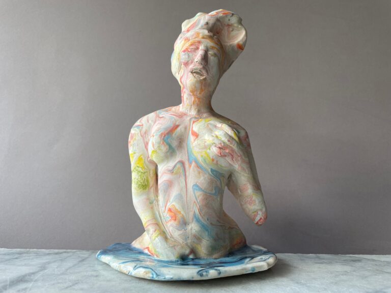 escultura de ceramica gres en exhibicion