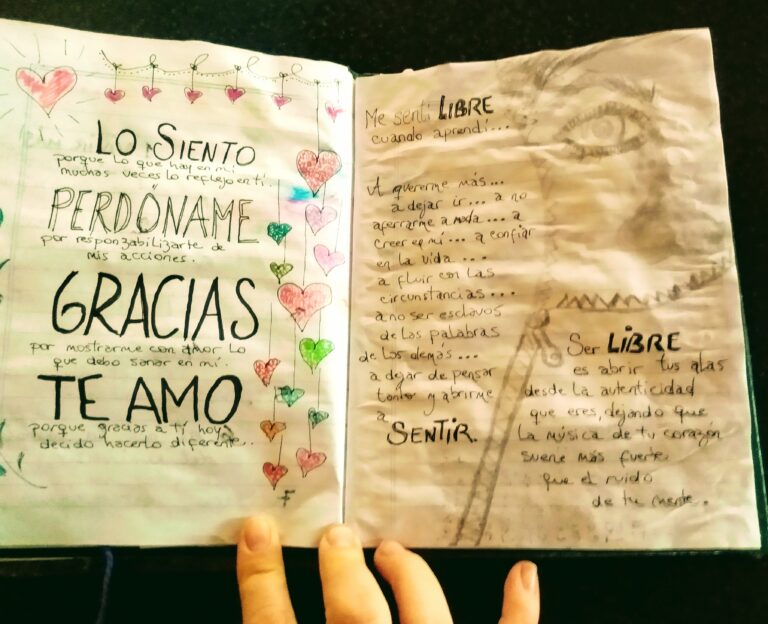Cómo elaborar una bitácora escolar efectiva y fácil de usar 19 estudiantes escribiendo en una bitacora