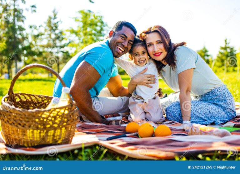 familia feliz en un picnic