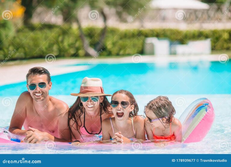Cuánto cuesta la entrada a la piscina de La Cisterna este verano 19 familias disfrutando en una piscina al aire libre