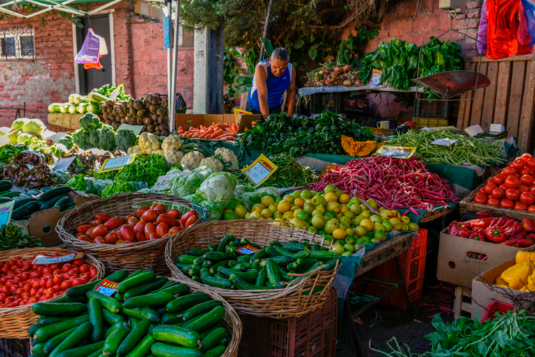 feria libre con frutas y verduras frescas
