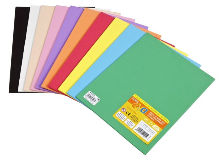 goma eva de colores en una mesa de trabajo