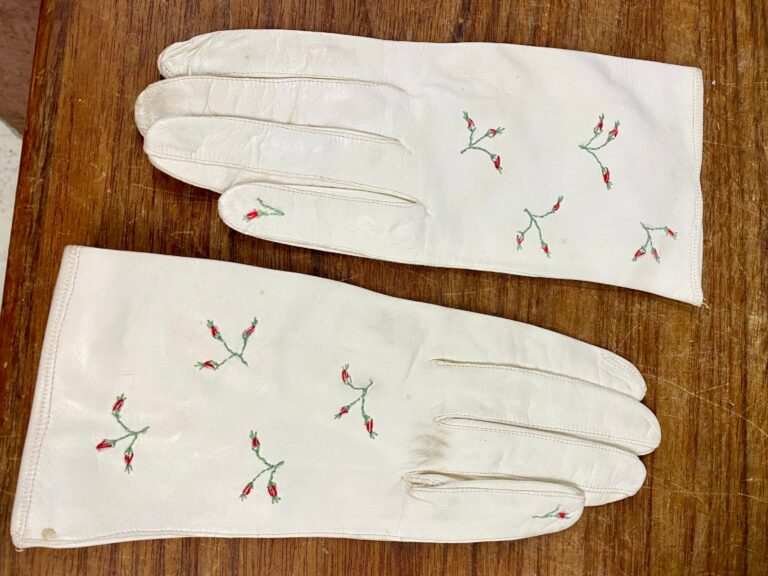 guantes de cabritilla en una tienda elegante
