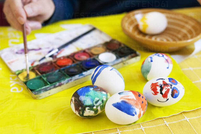 Cómo puedo unir las mitades del huevo de Pascua de forma fácil 20 hombre decorando huevo de pascua