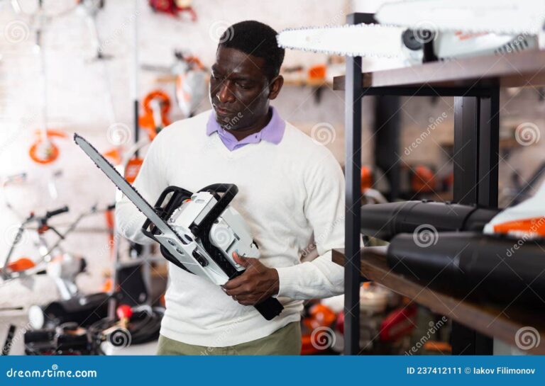 hombre eligiendo herramientas en una tienda