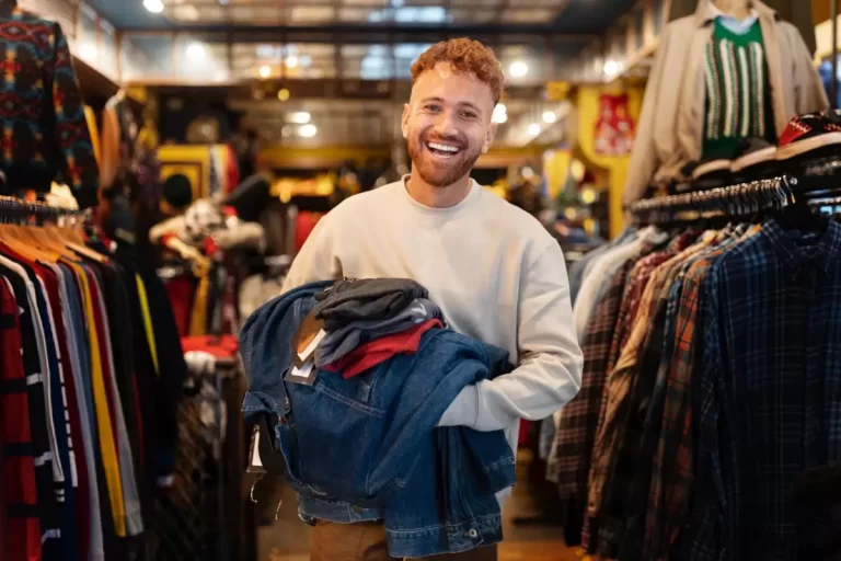 hombre explorando productos en una tienda