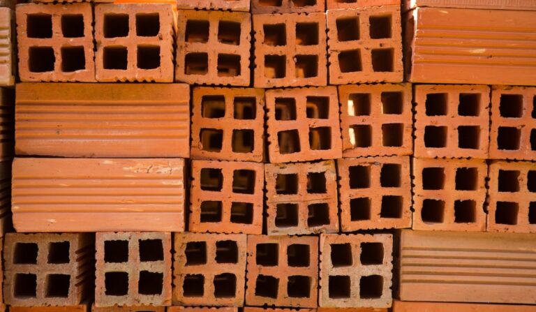 Qué beneficios ofrece el ladrillo fiscal por mayor en Chile 26 ladrillos fiscales apilados en una construccion