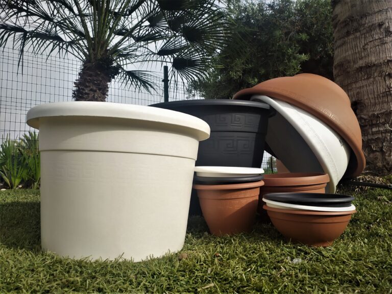 Dónde comprar maceteros plásticos grandes en Chile 2 maceteros plasticos grandes en un jardin
