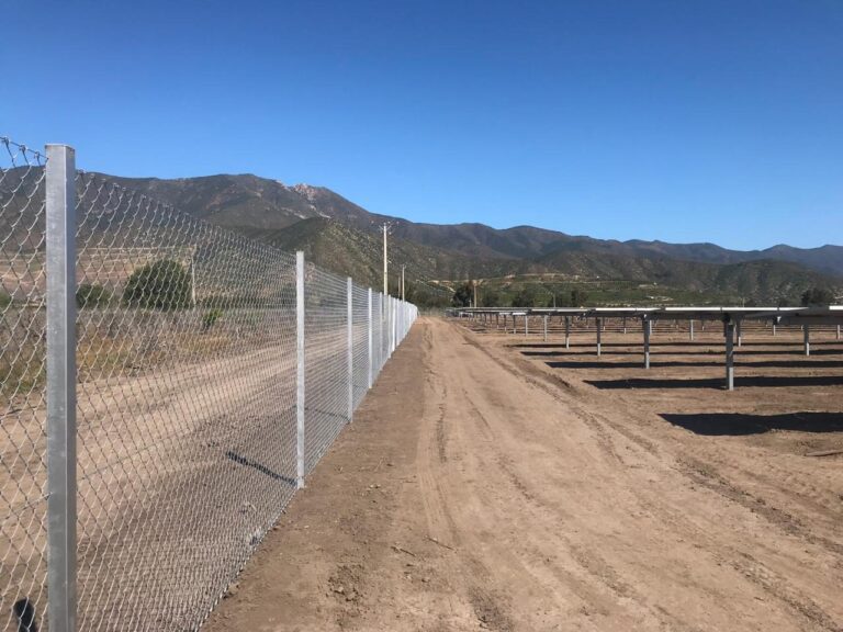 malla de cerco en paisaje chileno