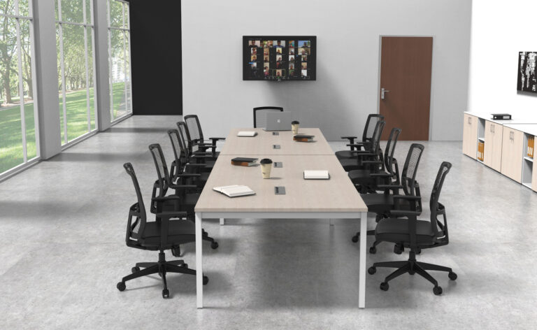 mesas plegables en un showroom chileno