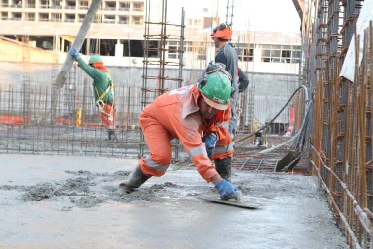 Cuántos kilos de cemento se necesitan para un metro cuadrado de obra 29 monton de cemento en obra de construccion