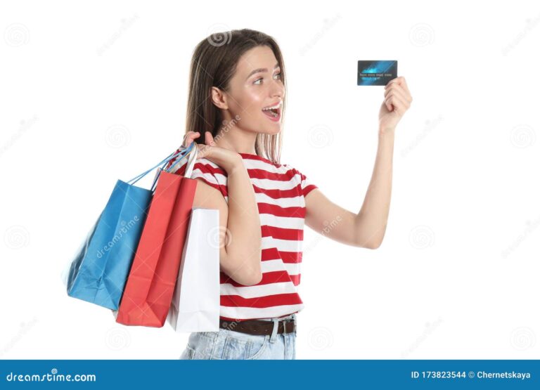 mujer comprando con tarjeta de credito