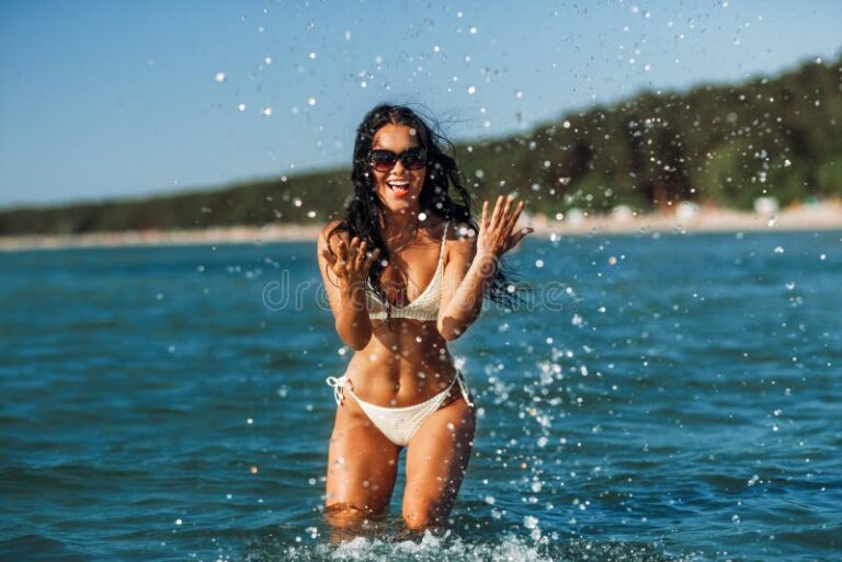 Dónde comprar trajes de baño de corte alto para este verano 7 mujer feliz en la playa con traje de bano