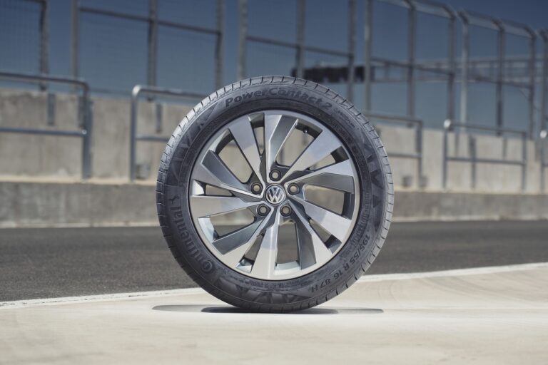 Qué características destacan en los neumáticos Continental Power Contact 24 neumatico continental power contact en carretera