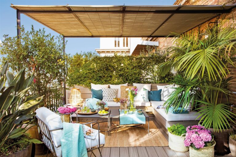 Cómo diseñar un patio pequeño con deck que sea funcional y atractivo 1 patio pequeno con deck y plantas decorativas