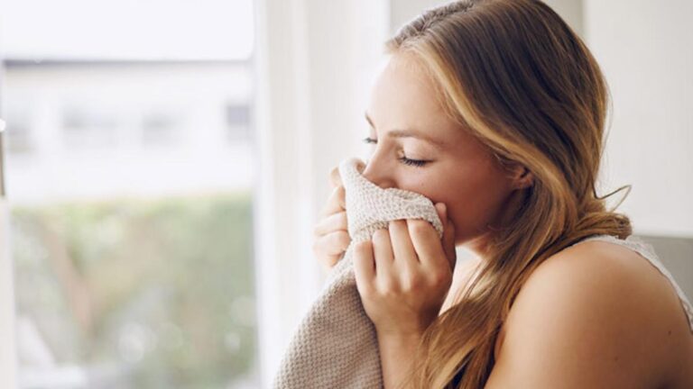 Qué significa sentir el olor de una persona y qué revela de ti 26 persona oliendo una prenda de ropa