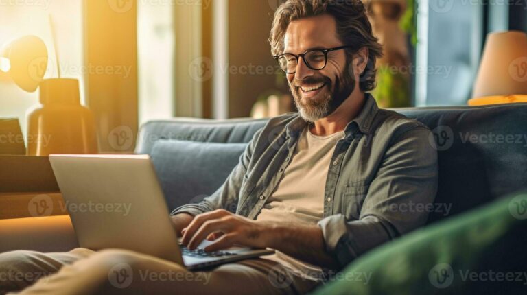 persona usando computadora para pagar cuentas