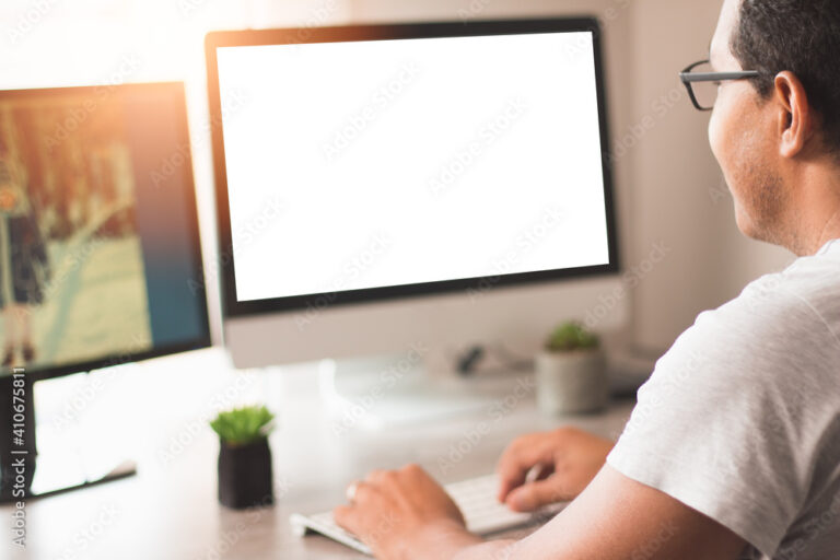 persona usando un computador en casa