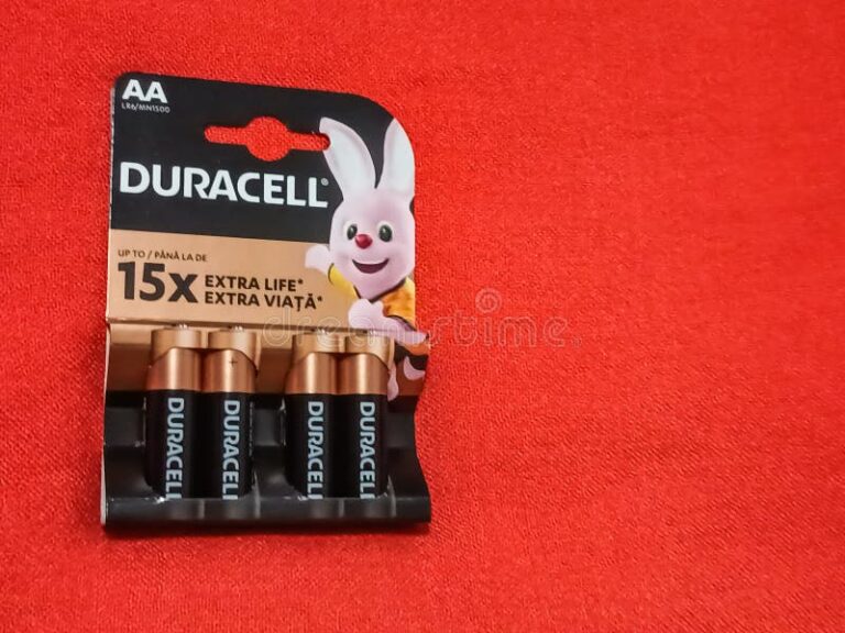 pilhas duracell grandes sobre fondo neutro