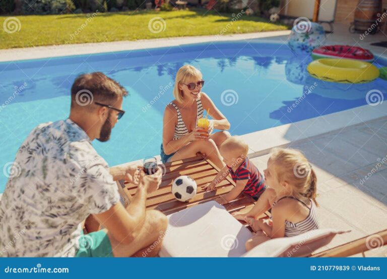 piscina en un hermoso dia de verano