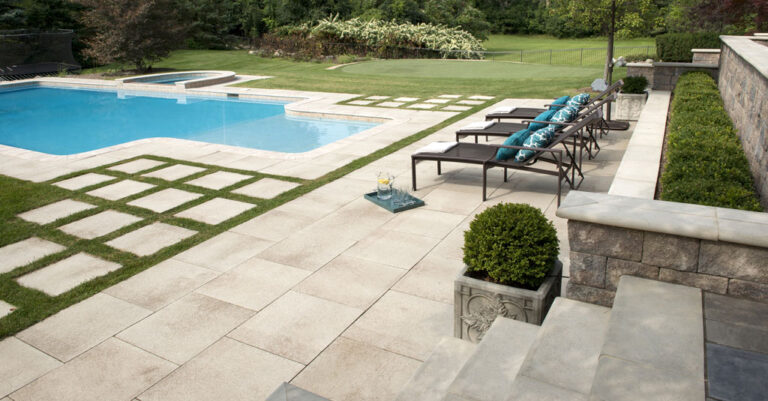 piscina rectangular grande en jardin bien disenado