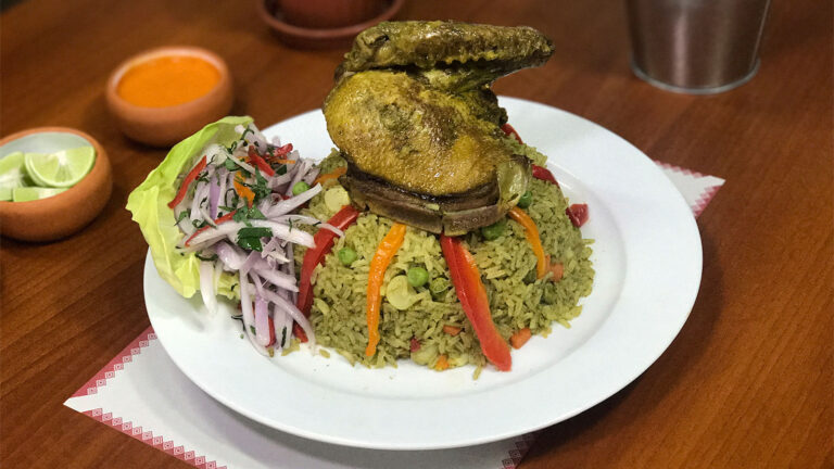 plato tipico peruano servido en restaurante