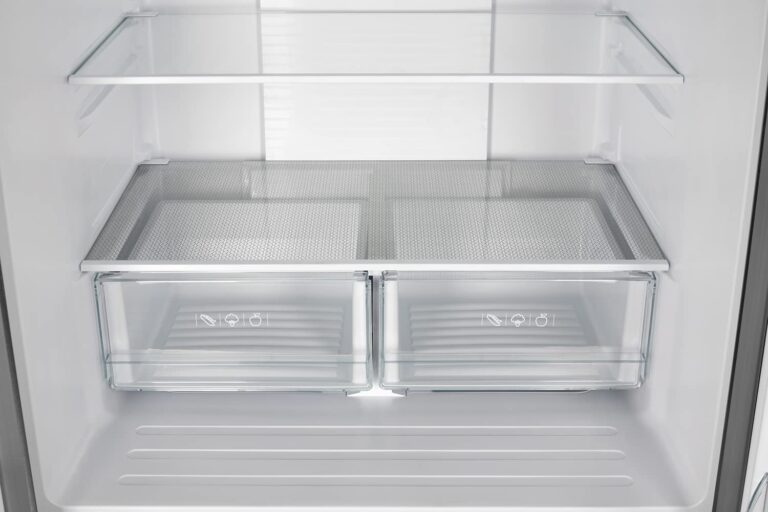 refrigerador con puerta entreabierta