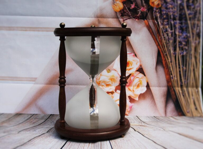 reloj de arena con billetes chilenos