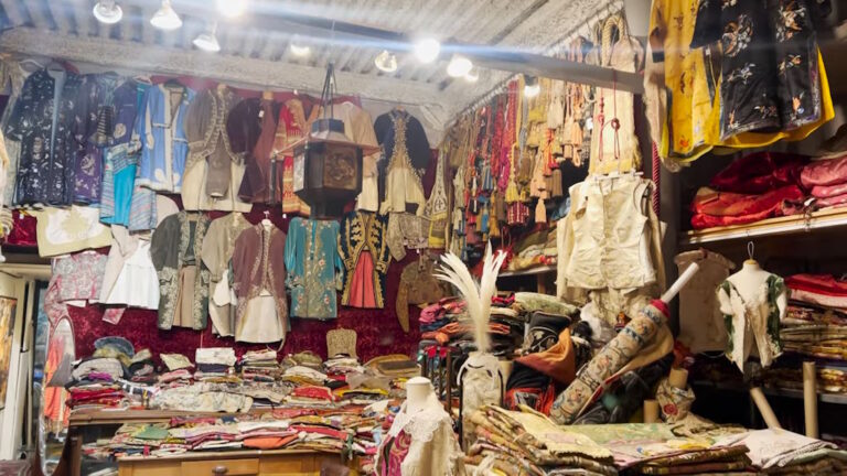 ropa vintage en un mercado de pulgas