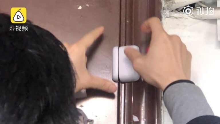 Cómo elegir un sensor de movimiento eficiente para encender luces 12 sensor de movimiento instalandose en un hogar