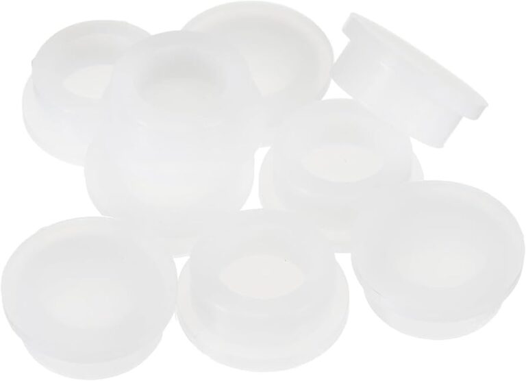 silicona blanca en estante de ferreteria